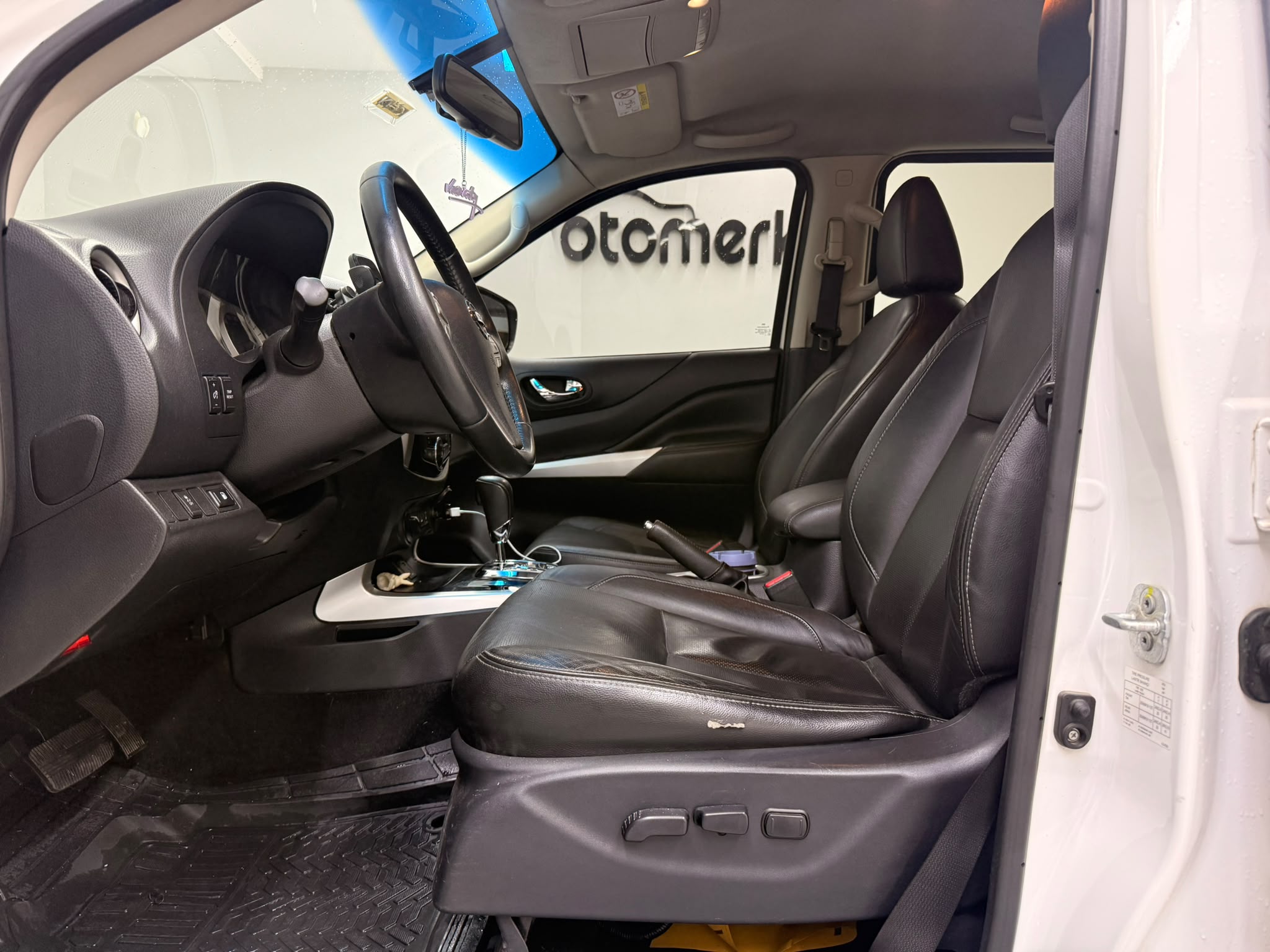 NISSAN NAVARA 9